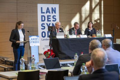 Pröpstin Katja Witte-Knoblauch und das Präsidium der Landessynode. Erstmals mit Vizepräsidentin Sonja Achak.